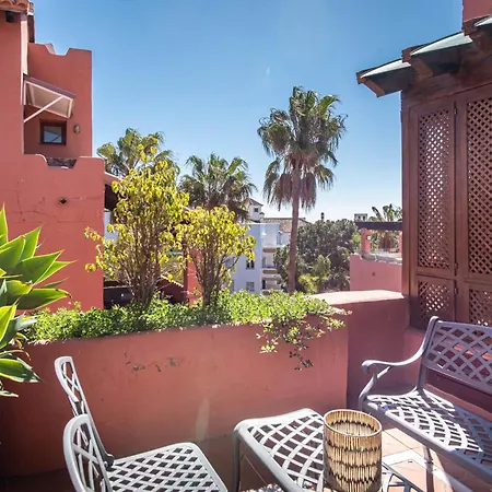 Beachside Penthouse With Top Floor Terrace And Garage *