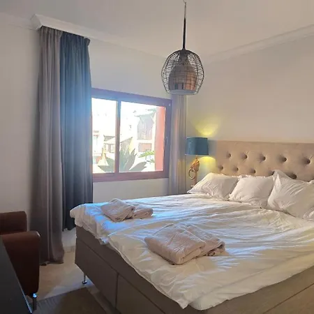 Beachside Penthouse With Top Floor Terrace And Garage *